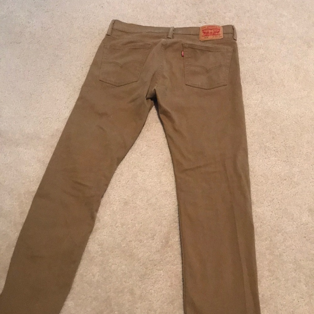 Men’s dark tan Levi jean.